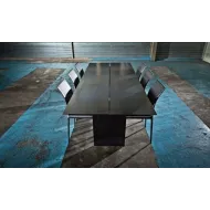 TABLE DE REPAS ÉPURÉE ET CONTEMPORAINE EN ACIER
